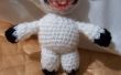 Eine Puppe gekleidet wie ein Lamm (Amigurumi)