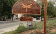 Outdoor-Zeichen gemacht aus Nussbaum und Cedar