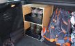 DIY-Box zum Wandern Stiefel im Kofferraum eines Autos