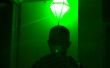 LED Light Up Sims einem Kostüm (das grüne Pylon über ihrem Kopf)