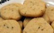 Zitrone Cookies mit Pinienkernen, frischem Rosmarin und Knoblauch gebraten