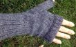 Fingerlose Handschuhe auf einem kreisförmigen Socke gestrickt