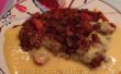 Erdbeer-Rhabarber-Streusel serviert mit heißen Devon Pudding