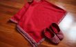 Roter Poncho und Hausschuhe für gemütliche Winter rund um das Haus. 
