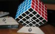 DIY-Karton Rubiks Cube steht