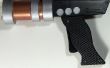 Festsetzung einer Steampunk-Spielzeug-Pistole mit einem Stück Pappe