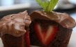 Pudding-Schokoladentörtchen mit Erdbeer-Zentren (Sweetheart Cupcakes)