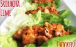 Eine Pfanne Honig Sriracha Lime Chicken Salat Wraps