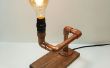 Edison-Lampe, die mit Holz und Faux Kupferrohr