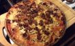 Home Made Pizza mit Speck, Champignons und Zwiebeln