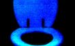 Glühen in den dunklen Toilettensitz