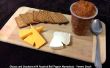Käse und Cracker mit gerösteten Paprika-Marmelade