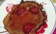 Dinkel Pfannkuchen mit Ahornsirup heißen Erdbeeren
