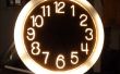 Uhr mit einer Dekupiersäge beleuchtet