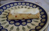Nalesniki - traditionelle polnische Crepes mit Käse füllen