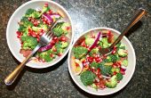 Speck-Broccoli-Salat mit Granatapfel Arils & Tangy Dressing