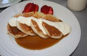 Buttermilch-Pfannkuchen mit Karamell-Sauce und Erdbeeren