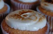 Erdnussbutter-Cupcakes mit weißer Schokolade Ganache Glasur