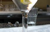 Schritt für Schritt Anleitung für einen Vesper Martini