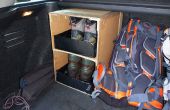 DIY-Box zum Wandern Stiefel im Kofferraum eines Autos