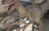 Velociraptor-Statue und T-Rex-Kopf