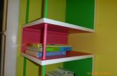 Ecke Bücherregal für Kinder. 