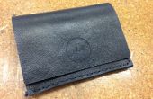 Machen eine einfache gefaltete Leder Brieftasche mit Insignien eingraviert