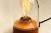 Edison-Lampe unter einer Glasglocke
