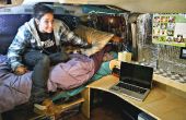 Wandte sich im Studentenwohnheim, komplett mit Bett und Schreibtisch van