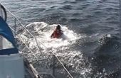 Rettung von jemand über Bord gefallen, von einem Boot aus
