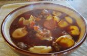Italienische Wurst und Tortellini-Suppe