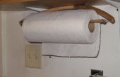 Handtuchhalter aus einem hölzernen Hosen Kleiderbügel Papier