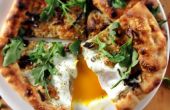 (Fast) Holzofen-Pizza mit Pfifferlingen, Ei und Rucola