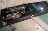 AA Batterie mit Strom versorgt Handy