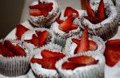 Schokolade, geschmolzene Cupcake mit Puderzucker Zucker & Erdbeeren