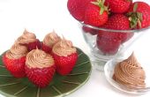 Mokka peitschte Creme gefüllte Erdbeeren