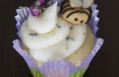 Zitronen-Lavendel-Cupcakes mit Honig-Glasur & Windbeutel Bienen