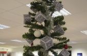 Über-Geek Weihnachtsbaum mit QR-Code Dekorationen