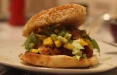 Crispy Chicken Burger mit Mango-Salsa und Guacamole