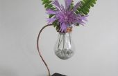 Elegante Glühbirne Blumenvase w / Kupfer & Holz Basis - Repurposed & wiederverwendet