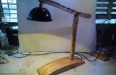 Schreibtischlampe aus aufgearbeiteten Holz Klappstuhl mit Totenkopf gemacht