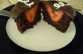Doppelte Schokolade Erdbeer Cupcake mit einer Frischkäse-Finish