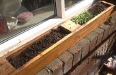 Fenster-Pflanzer aus alten Paletten hergestellt. Fenster-Fensterbank-Kräutergarten