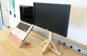 Minimale moderne Holz-Computer steht