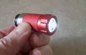 Eine LED-Taschenlampe in einem neuen Auto Steckdose aufladen