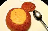 Gebackene Kartoffel-Suppe in eine ganze Weizenbrot Schüssel