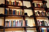 Schiefe Bücherregale mit LED-Beleuchtung