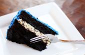 Cookie Monster Geburtstagstorte mit Cookie Teig füllen
