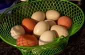 Hart gekochten Eiern mit frischen Eiern