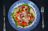 Wassermelonen-Salat mit Parmaschinken, schnelle eingelegte Wassermelone Rinde und Parmigiano-Reggiano
